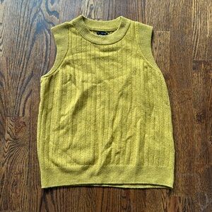 Women’s golden ribbed knit vest sleeveless sweater who what wear size large